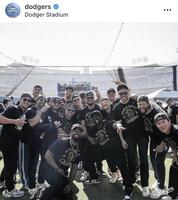 　ドジャースタジアムで大谷（後列左）、山本（前列右）ら選手が笑顔の集合写真。ドジャースの公式インスタグラム＠ｄｏｄｇｅｒｓより