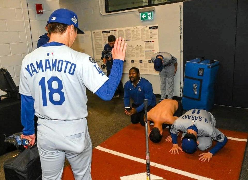 　ＷＳ第２戦で完投勝利を収め、佐々木らが山本を丁重に出迎える（ジョン・スーフー／ドジャース提供）