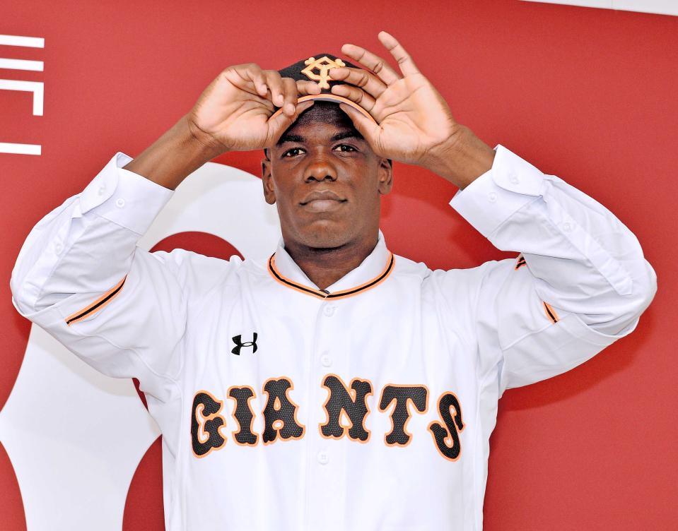 　巨人の入団会見に臨むアドリス・ガルシア＝２０１６年