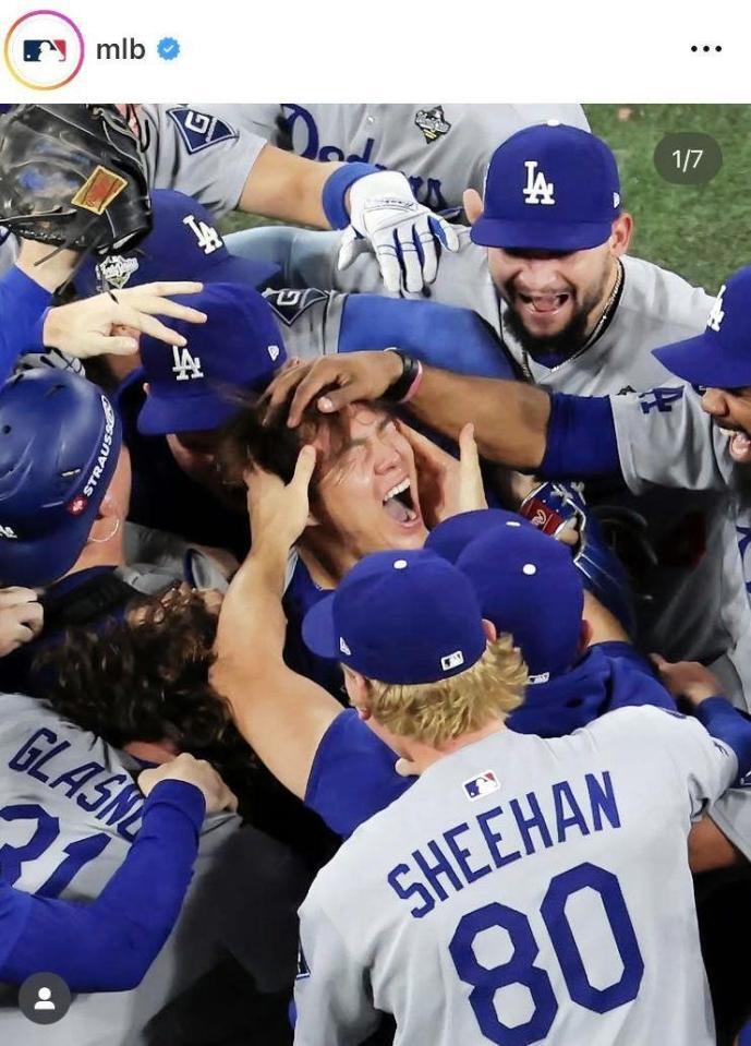 　もみくちゃで祝福される山本由伸。ＭＬＢのインスタグラム＠ｍｌｂより