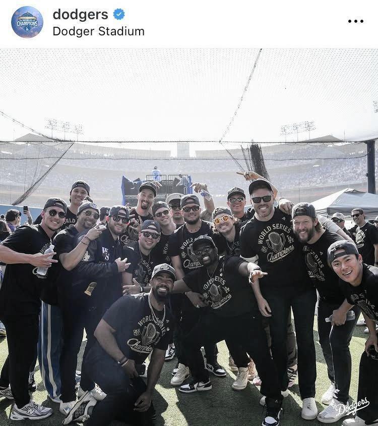 　ドジャースタジアムで大谷（後列左）、山本（前列右）ら選手が笑顔の集合写真。ドジャースの公式インスタグラム＠ｄｏｄｇｅｒｓより