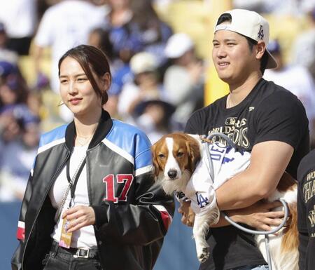　愛犬デコピンを抱くドジャースの大谷翔平と妻の真美子さん＝２０２４年１１月（共同）
