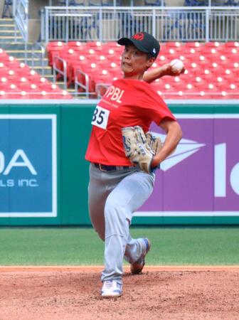 　トライアウトで打者に投げ込む里綾実＝８月２５日（共同）