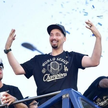 【写真】パスポート手に愛車に乗るスネル　行き先はどこ？「日本に来てくれたら」