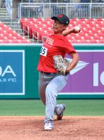 　トライアウトで打者に投げ込む里綾実＝８月２５日（共同）