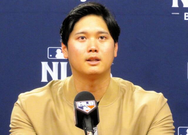 大谷翔平 ふんわりセーター姿が温かい印象に 世界的シェフと2ショット