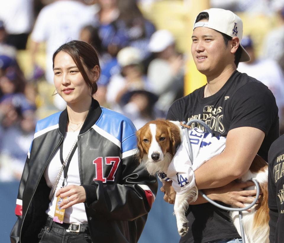 　愛犬デコピンを抱くドジャースの大谷翔平と妻の真美子さん＝２０２４年１１月（共同）