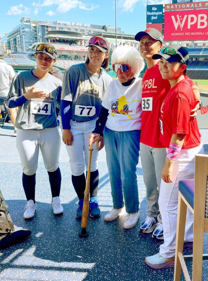 　米国で創設される女子プロ野球の名誉会長（中央）を囲む里綾実（右から２人目）、別府日向乃（右端）ら日本選手＝８月２５日（共同）