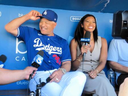 　周囲から誕生日を祝福され、笑顔を見せるロバーツ監督（左）と地元局レポーターのワトソンさん（撮影・小林信行）