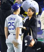 　ミー・エドマン（背番号２５）とクリステン夫人＝３月１８日