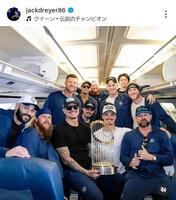 前列右から二人目がドライヤー。ドライヤーのインスタグラム＠ｊａｃｋｄｒｅｙｅｒ８６（１１月３日付）より