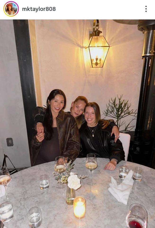 （左から）テイラー選手の妻メアリーさんの、コディ選手の妻チェイスさん、スミス選手の妻カラさん。メアリーさんのインスタグラム＠ｍｋｔａｙｌｏｒ８０８より