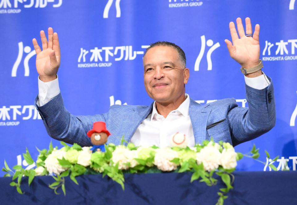 　「木下グループＣＭ第二弾制作発表会」に登場したドジャース・デーブ・ロバーツ監督＝１９日