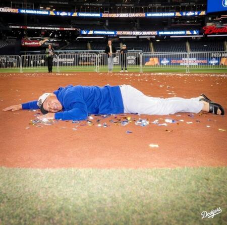 【写真】ドジャース　ロバーツ監督の悲劇で秘蔵写真公開　ＷＳ連覇後に故障現場で