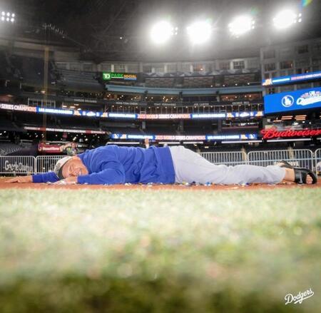 　ＷＳ第７戦後、フィールドに寝そべって笑みを浮かべるロバーツ監督（ロサンゼルス・ドジャース提供）