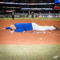 　ＷＳ第７戦後、フィールドに寝そべって笑みを浮かべるロバーツ監督（ロサンゼルス・ドジャース提供）