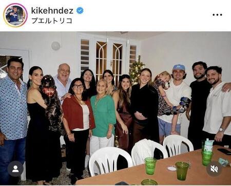 長女を抱っこしたキケ（右から３人目）。キケのインスタグラム＠ｋｉｋｅｈｎｄｅｚより