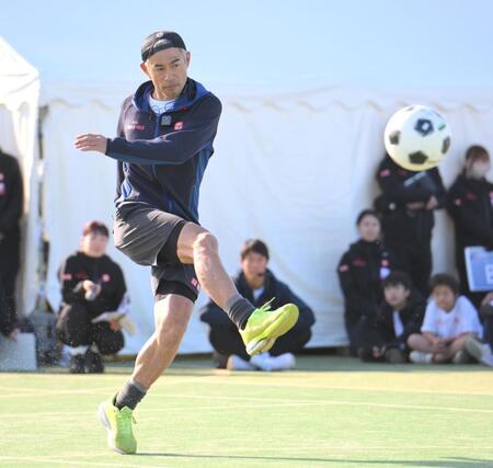 　異競技チャレンジでシュートを打つイチロー氏（撮影・伊藤笙子）