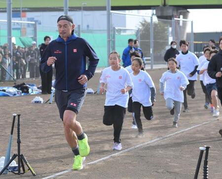　子どもたちとベースランニングをするイチロー氏（左）＝撮影・伊藤笙子