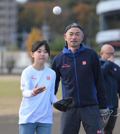 　野球初体験の子どもを指導するイチロー氏（右）＝撮影・伊藤笙子
