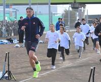 　子どもたちとベースランニングをするイチロー氏（左）＝撮影・伊藤笙子