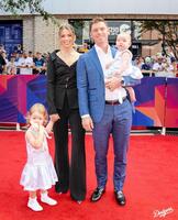 　ドジャースのウィル・スミス（右から２人目）と家族（ロサンゼルス・ドジャース提供）