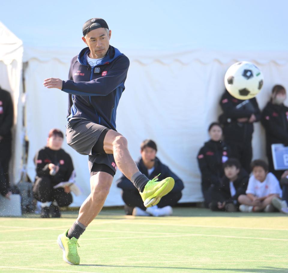 　異競技チャレンジでシュートを打つイチロー氏（撮影・伊藤笙子）