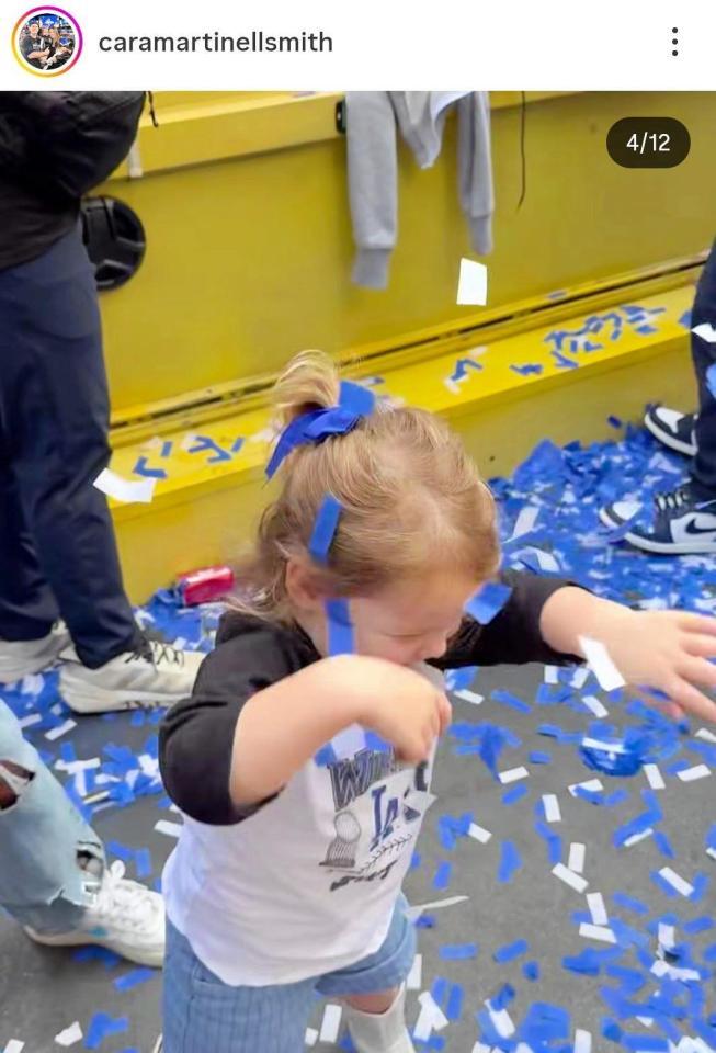 スミスの長女シャーロットちゃんは紙吹雪に大喜び。カラ夫人のインスタグラム＠ｃａｒａｍａｒｔｉｎｅｌｌｓｍｉｔｈより