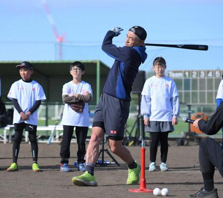 　子どもたちの前でティーバッティングを披露するイチロー氏（撮影・伊藤笙子）