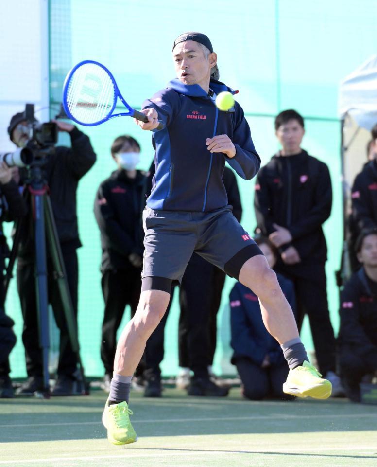 　錦織圭のサーブを返すイチロー氏