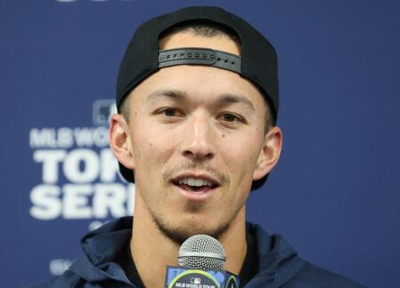 【写真】ほっぺぷくぷくエドマン長男イーライくん　お父さんのＴシャツがイーライくんだらけｗ