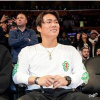 　レーカーズ戦を観戦する山本（ロサンゼルス・ドジャース提供）