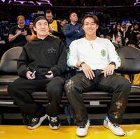 　レーカーズの試合を観戦する山本（右）＝ロサンゼルス・ドジャース提供