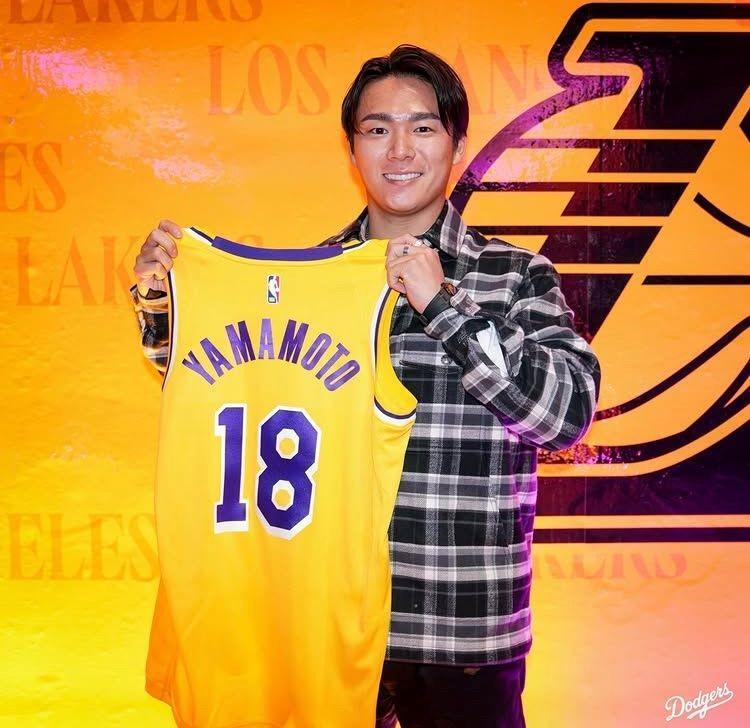 　名前と背番号の入ったレーカーズユニを手にする山本（ロサンゼルス・ドジャース提供）