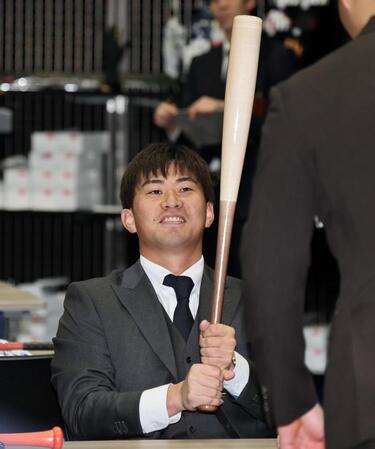 　バットを持つ桐敷（撮影・田中太一）