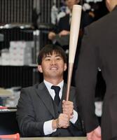 　バットを持つ桐敷（撮影・田中太一）