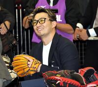 　グラブの感触を確かめるカブス・鈴木誠也（撮影・田中太一）