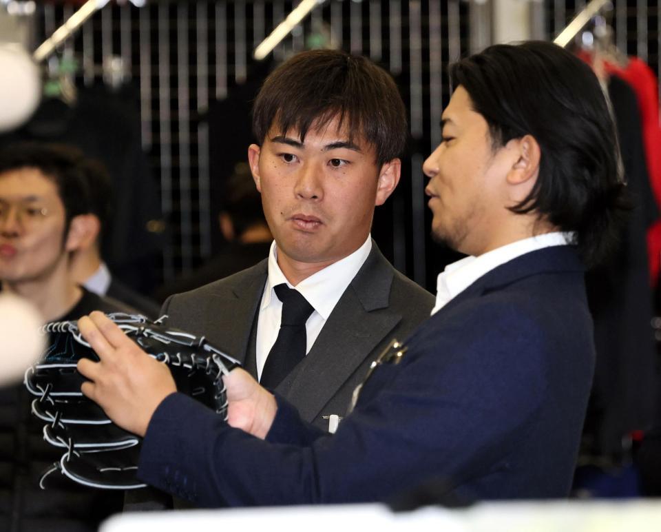 　カブス・今永と話をする桐敷（撮影・田中太一）