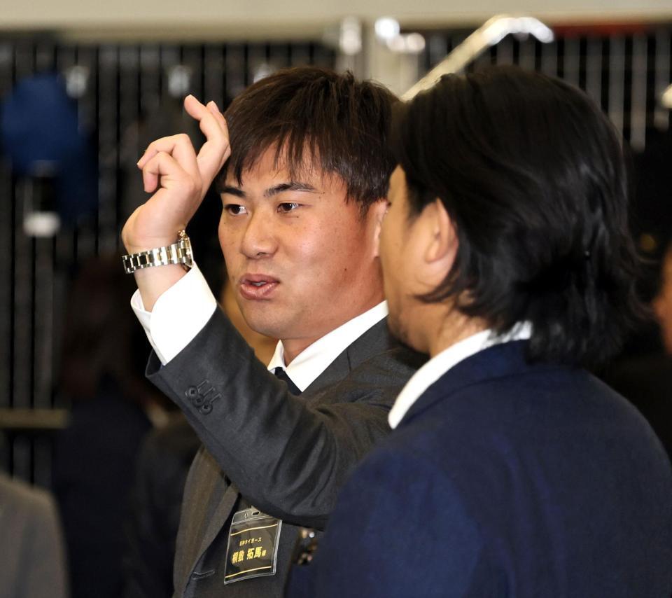 　カブス・今永と話をする桐敷（撮影・田中太一）