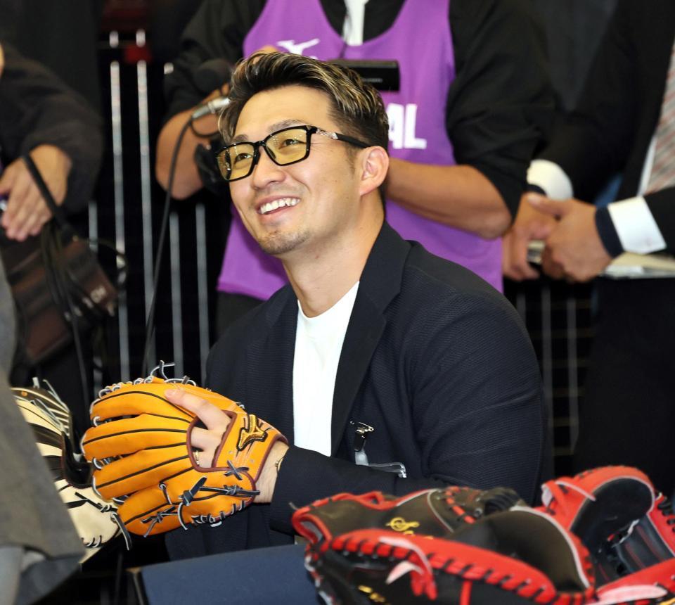 　グラブの感触を確かめるカブス・鈴木誠也（撮影・田中太一）