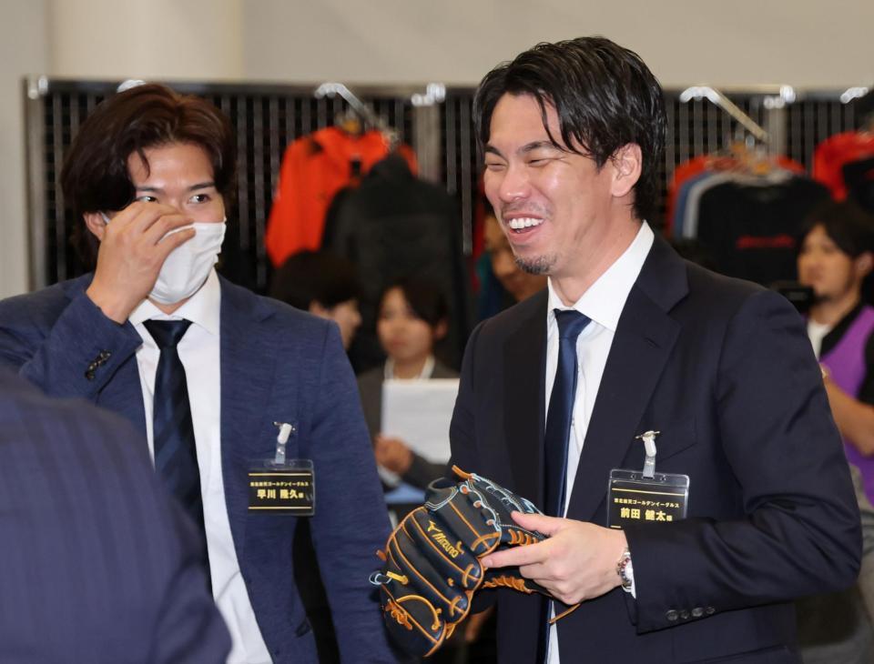 　早川（左）と談笑する前田（撮影・田中太一）