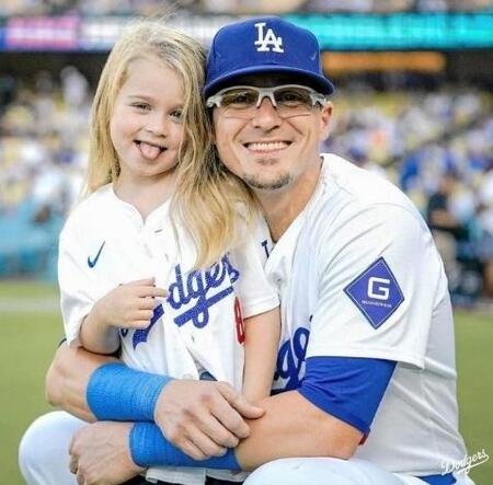 　キケ・ヘルナンデスと長女ペネロペちゃん（ロサンゼルス・ドジャース提供）