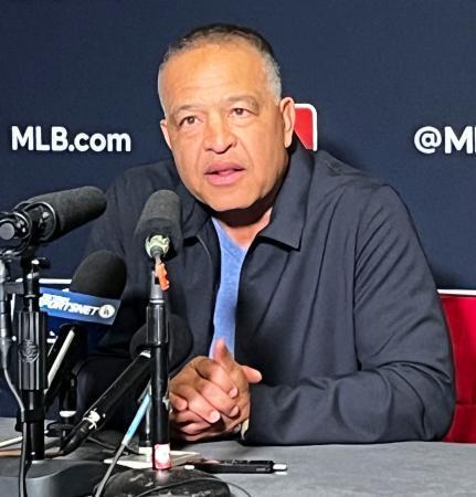 　ウインターミーティングで記者会見するドジャースのロバーツ監督＝８日、オーランド（共同）