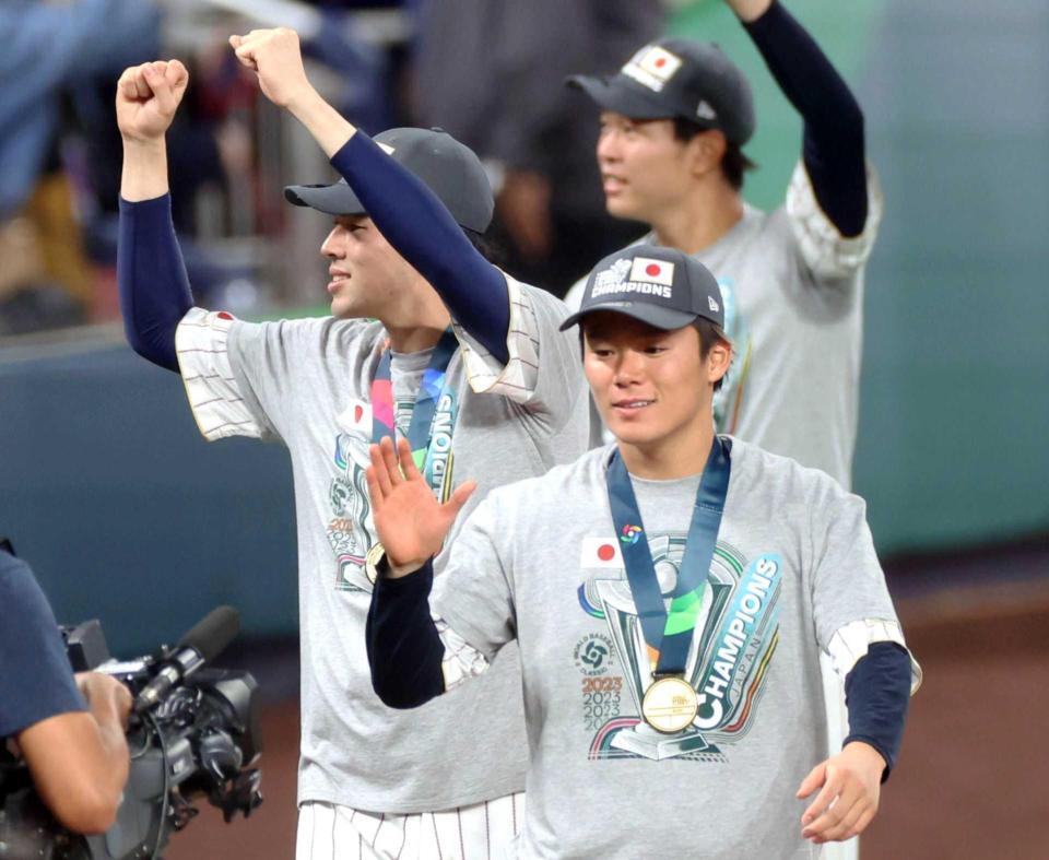 　ＷＢＣで優勝を果たし、歓声に応える山本（手前）と佐々木＝２０２３年