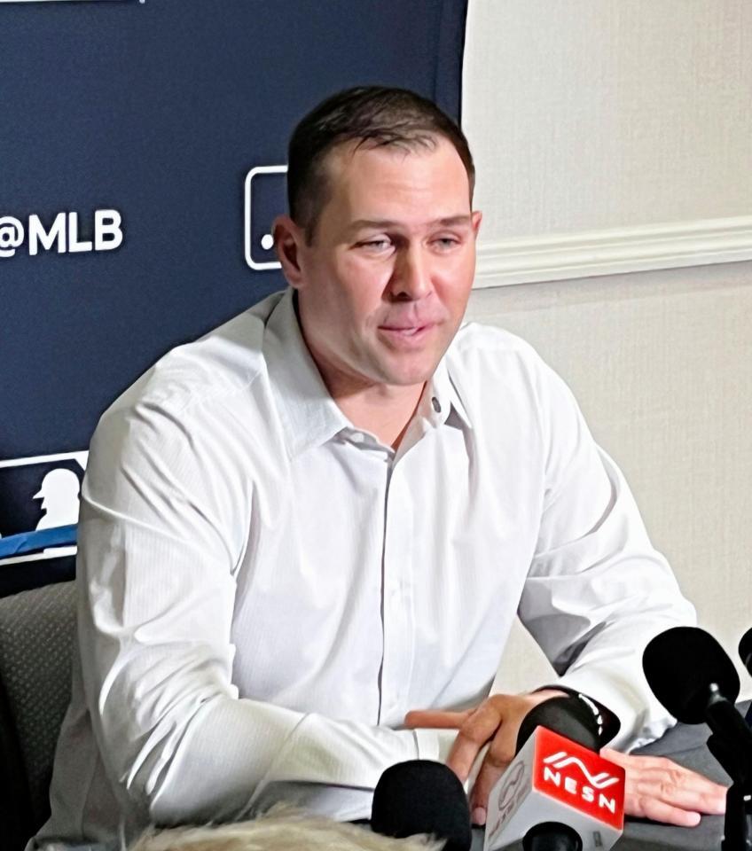 　取材に応じるスタメン監督（共同）