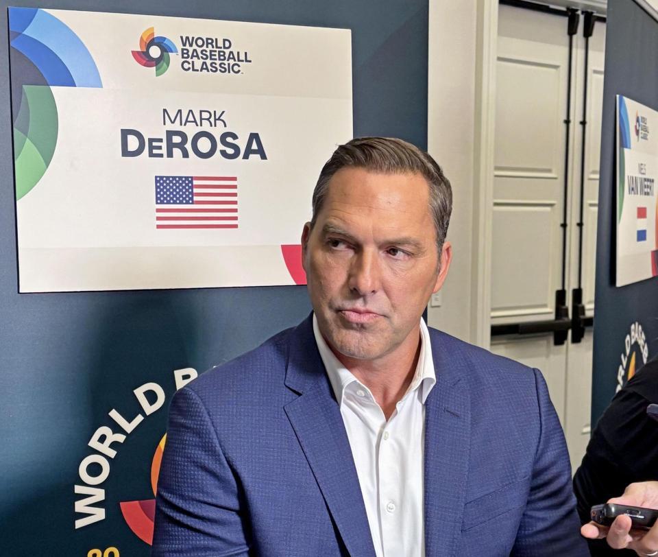 　取材に応じる米国代表のデローサ監督（共同）