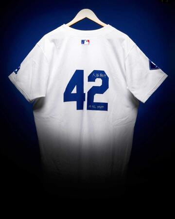 　落札された米大リーグ、ドジャース・大谷の背番号「４２」のユニホーム（サザビーズ提供・共同）