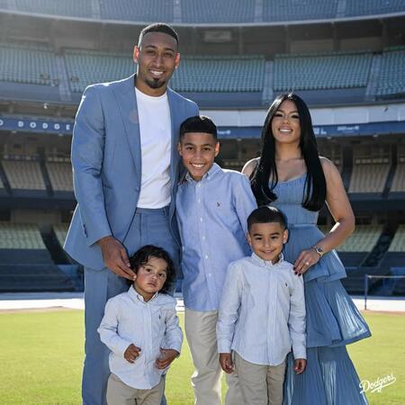 　家族とドジャースタジアムで記念撮影するディアス（ロサンゼルス・ドジャース提供）