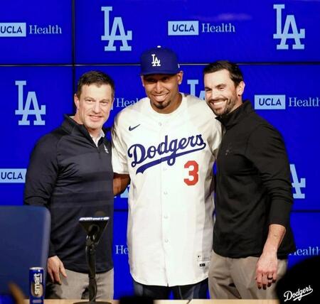 　フリードマン編成本部長（左）、ゴームズＧＭと記念撮影を行うディアス（ロサンゼルス・ドジャース提供）