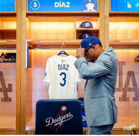 　ロッカーで帽子をかぶるディアス（ロサンゼルス・ドジャース提供）